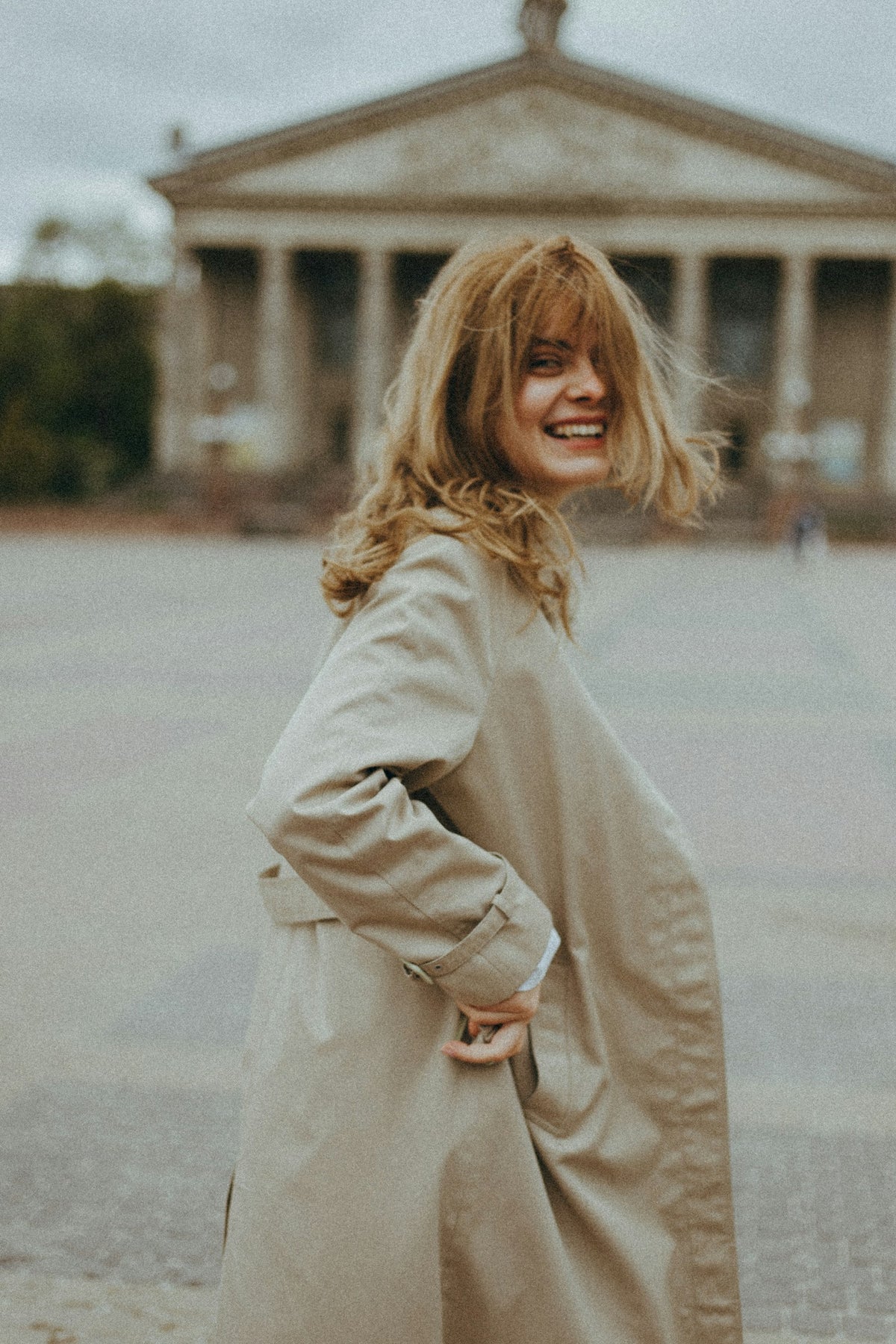 Femme élégante en manteau beige, ambiance automne