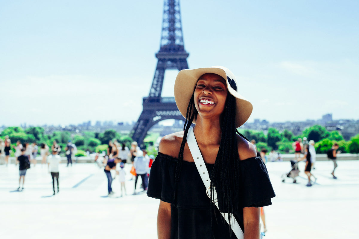 Femme élégante à Paris devant la tour Eiffel